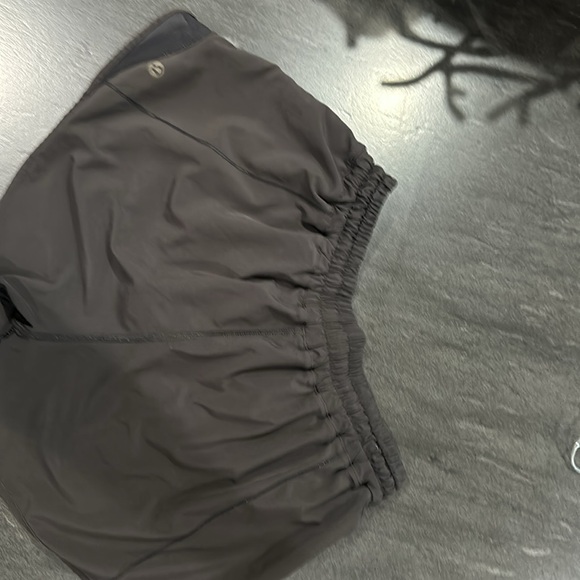 (6271) LULULEMON Hotty Hot Short 4" Sz 10 **LOVED *logo faded - Picture 7 of 8